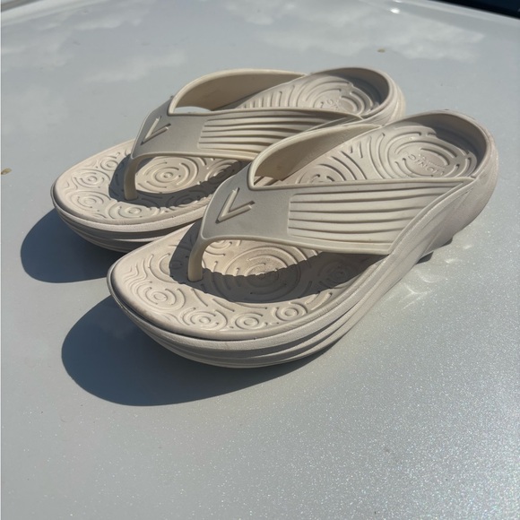 Vionic White Slide Sandals 9 - Picture 10 of 10